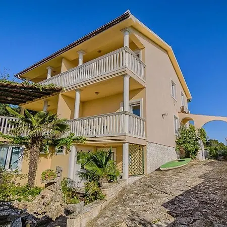 Apartment In With Terrace, Air Conditioning, Wi-fi