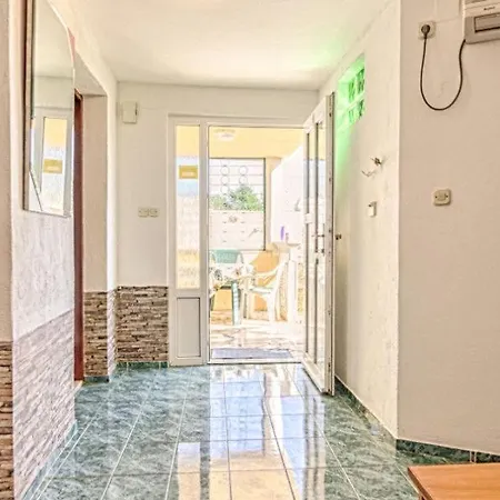 شقة In With Terrace, Air Conditioning, Wi-fi ميدولين